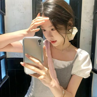 出墙红杏两家春